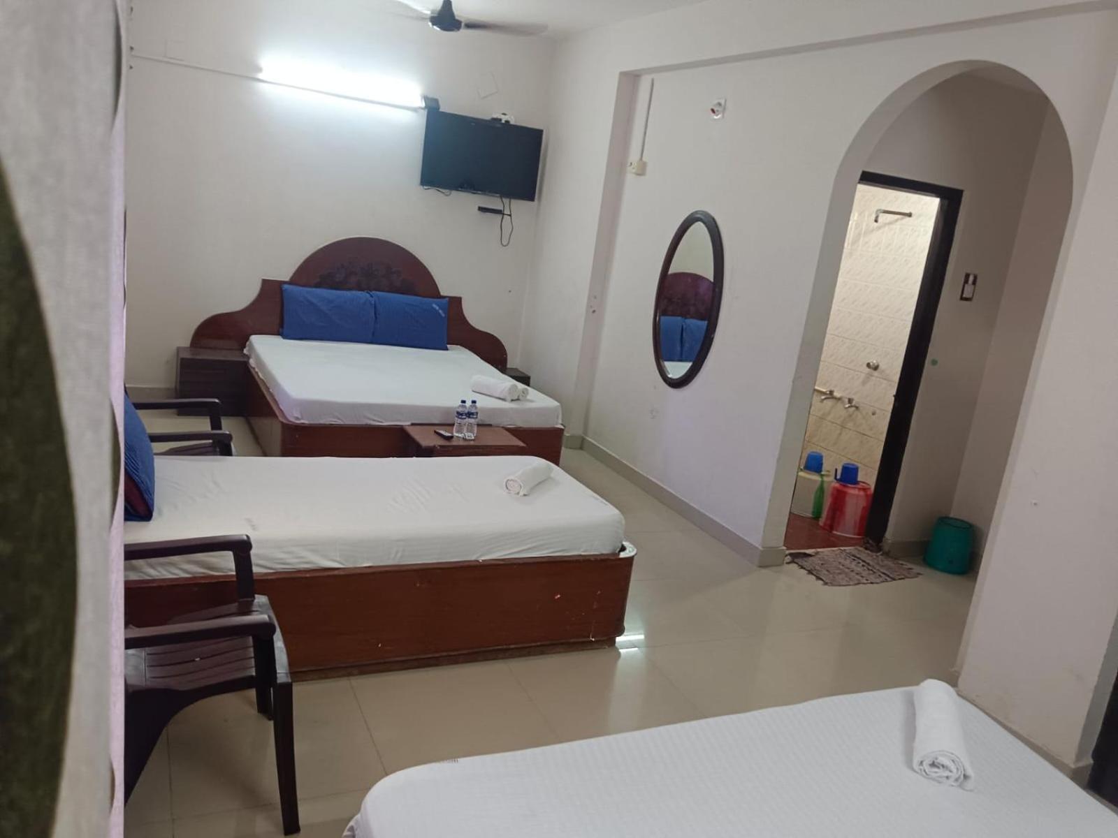 Sree Balaji Hotel - Lodge 根尼亚古马里 外观 照片