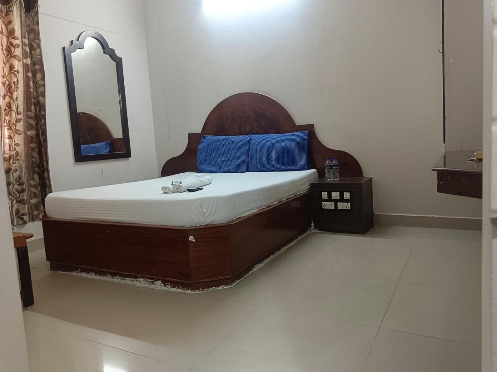 Sree Balaji Hotel - Lodge 根尼亚古马里 外观 照片