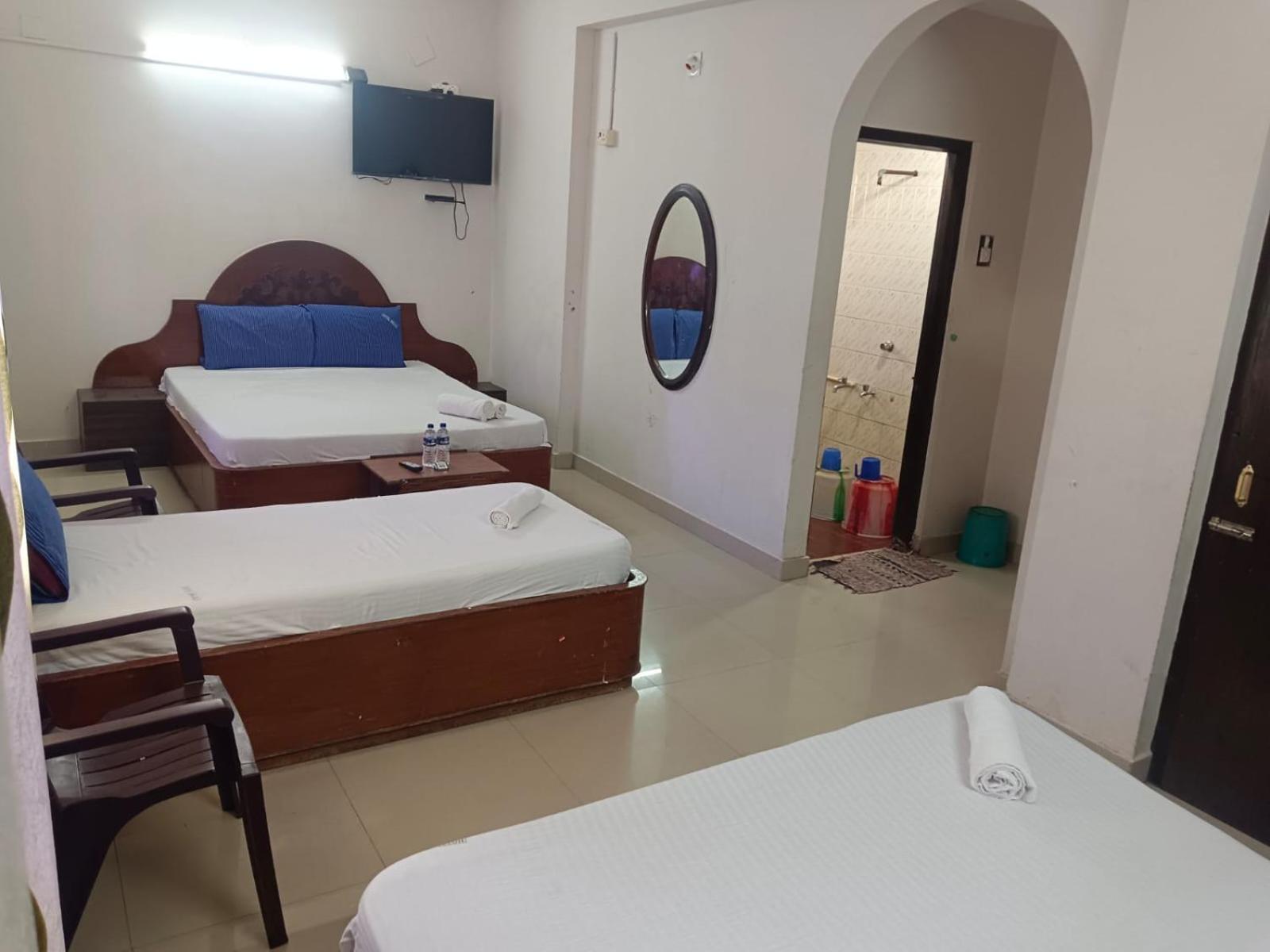 Sree Balaji Hotel - Lodge 根尼亚古马里 外观 照片